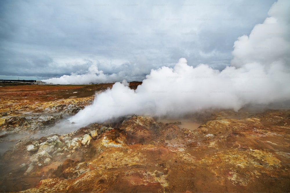 Gêiseres fumegantes em uma bela paisagem da Islândia, Europa.