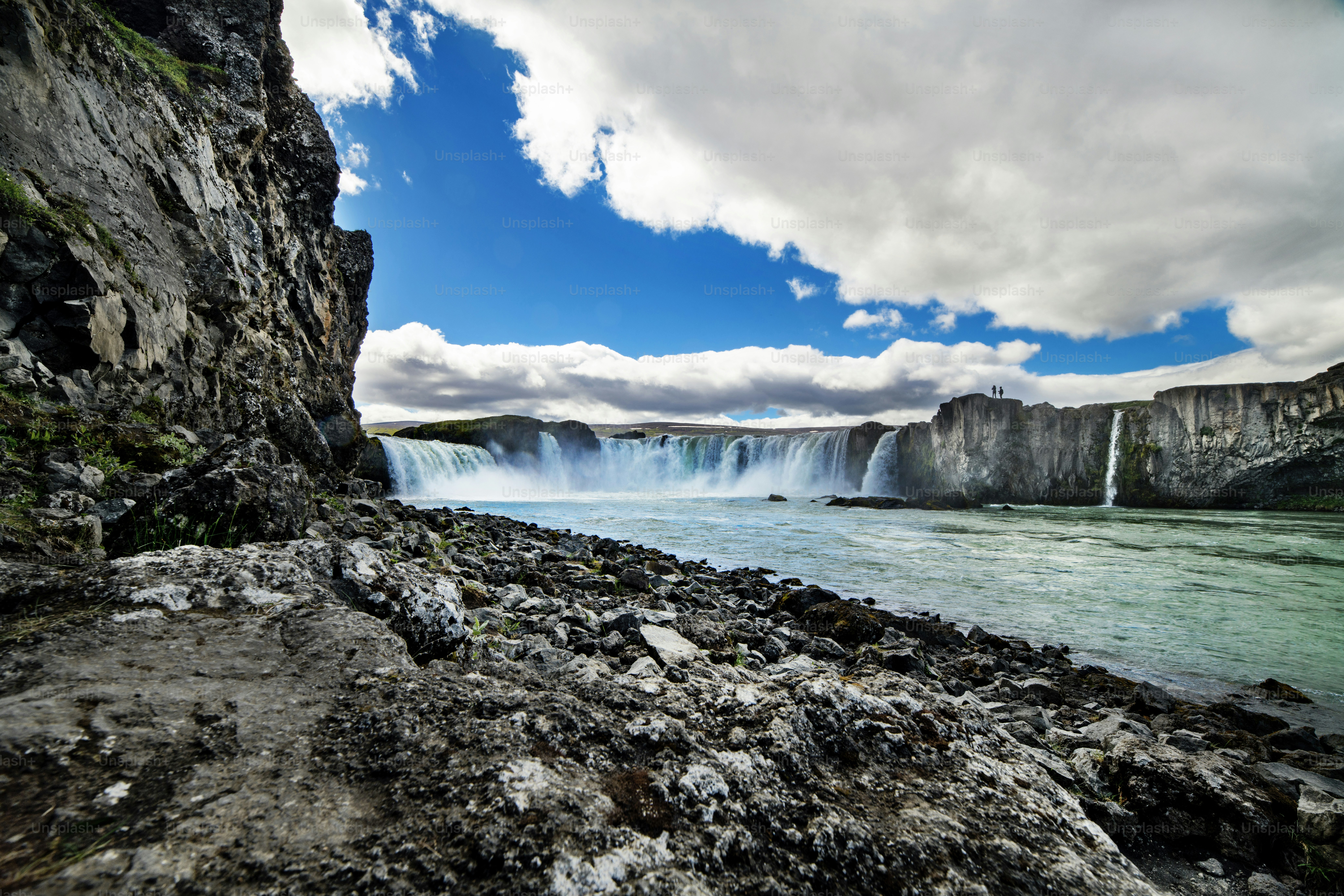 Una cascata in un bellissimo paesaggio roccioso dell'Islanda, Europa.