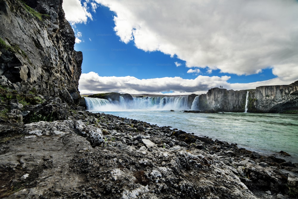 Ein Wasserfall in einer wunderschönen felsigen isländischen Landschaft, Europa.