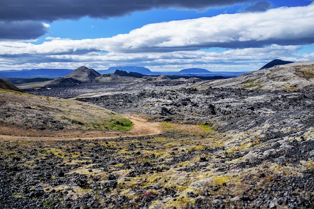 Un hermoso paisaje rocoso de Islandia en verano, Europa.