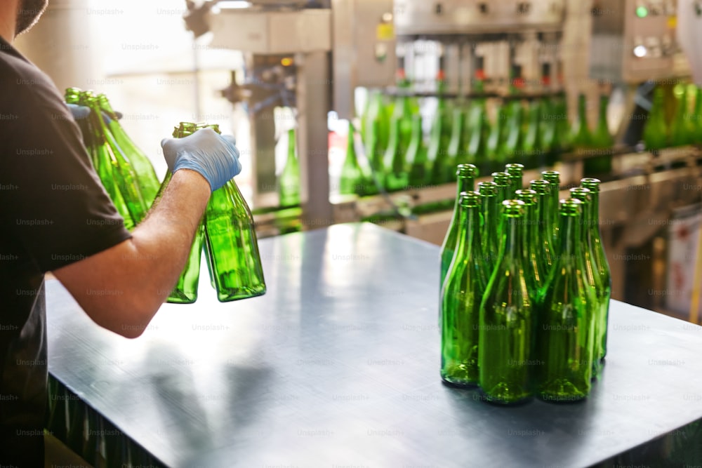 醸造所でのクラフトビール醸造生産。ビール瓶詰め用の蒸留ボトル。高解像度