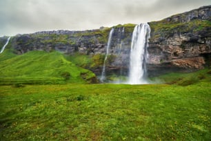 Ein Wasserfall in einer wunderschönen isländischen Landschaft, Europa.