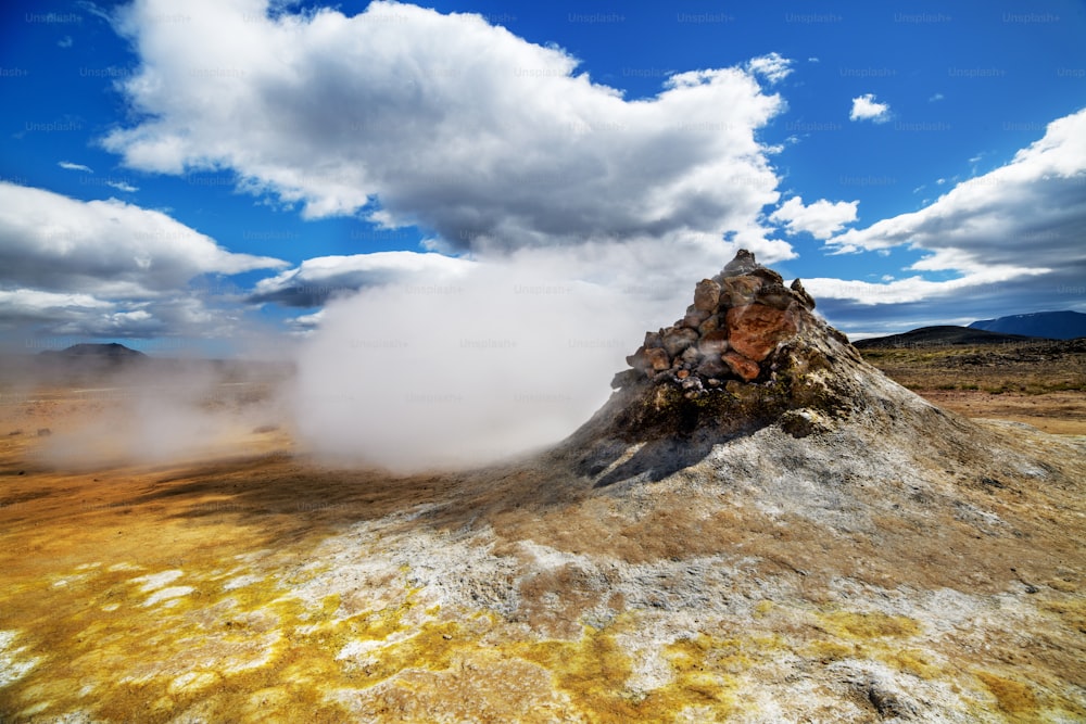 Respiradero de vapor volcánico en un hermoso paisaje de Islandia, Europa.