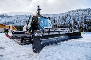 Bulldozer säubert Schnee am Berg. Straße sauber für Auto machen.