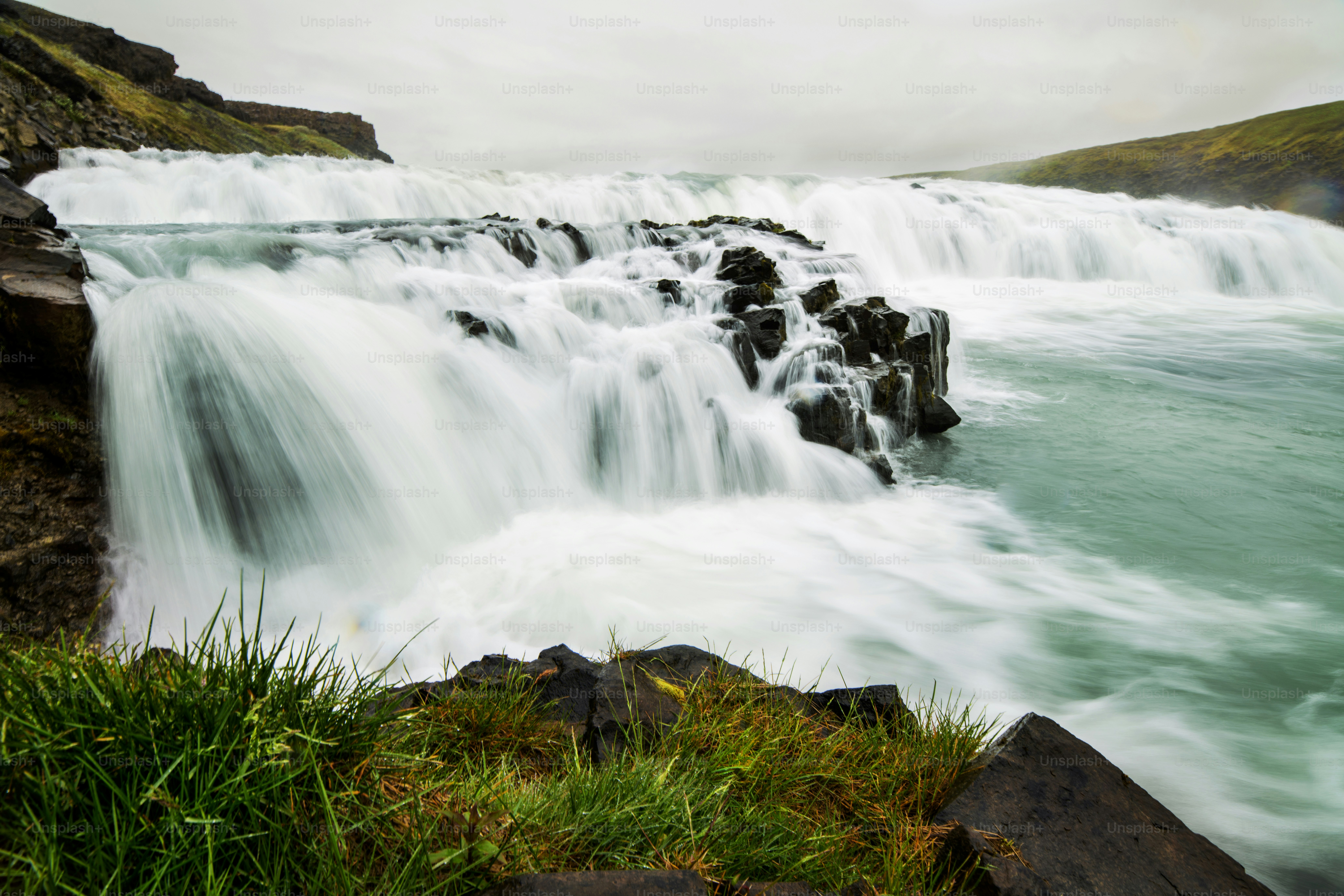 Uma cachoeira em uma bela paisagem da Islândia, Europa.