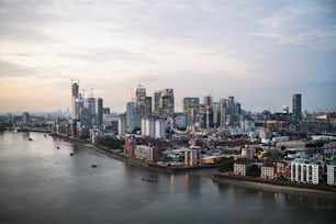 Un crepuscolo su un panorama dello skyline di Londra con il Tamigi.