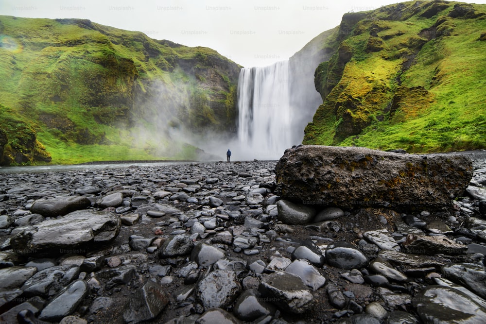 Una cascata in un bellissimo paesaggio islandese, Europa.
