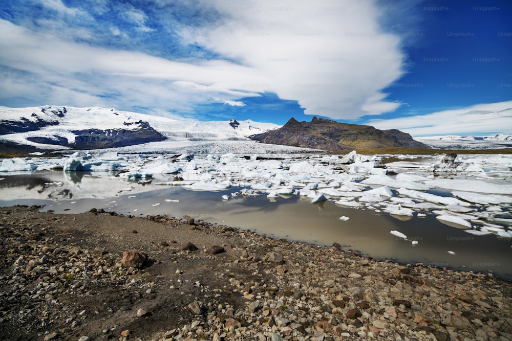 Blocchi di ghiaccio sulla spiaggia in Islanda, Europa.