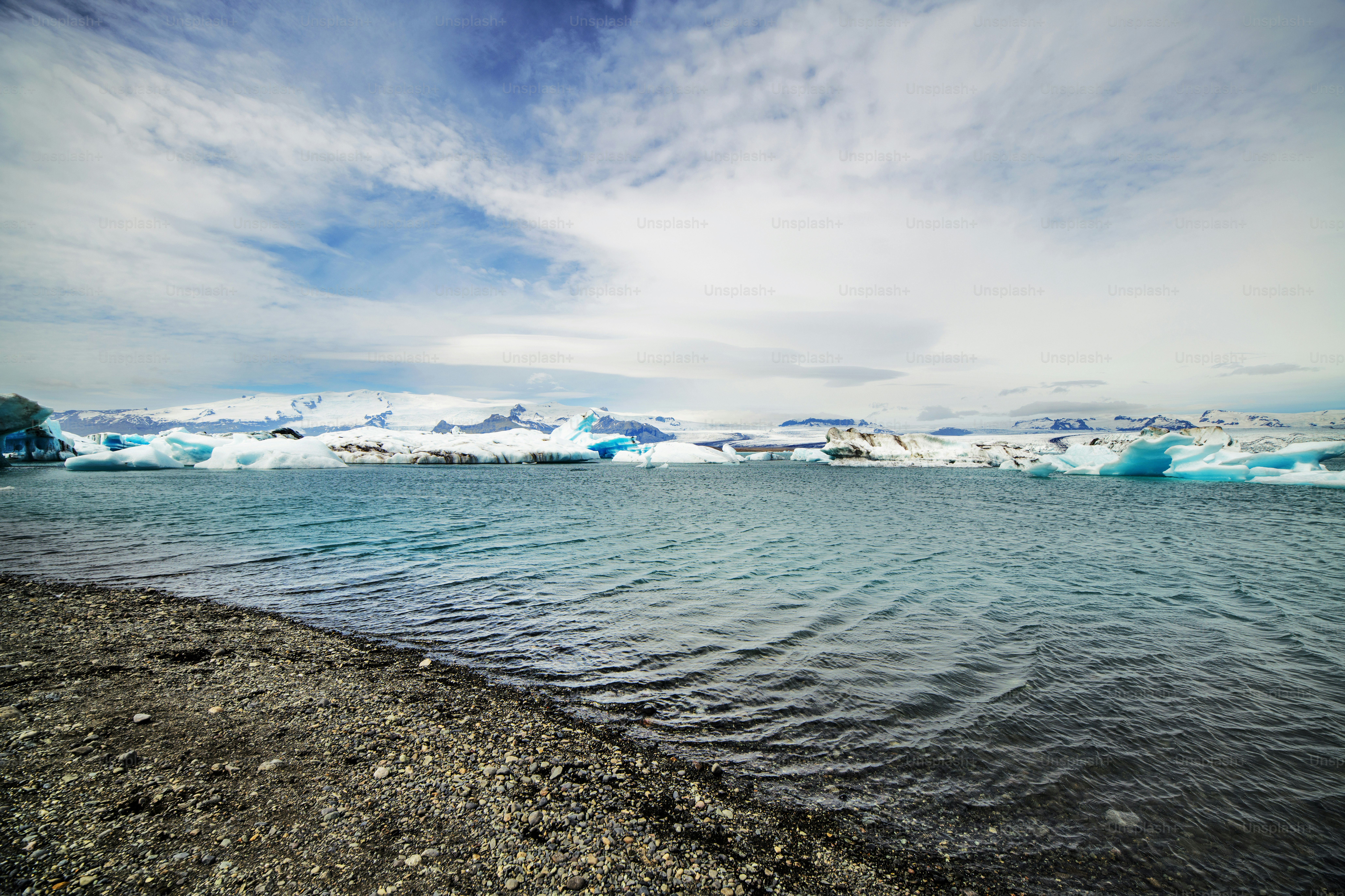 Una spiaggia di sabbia nera e un paesaggio marino in Islanda, Europa.