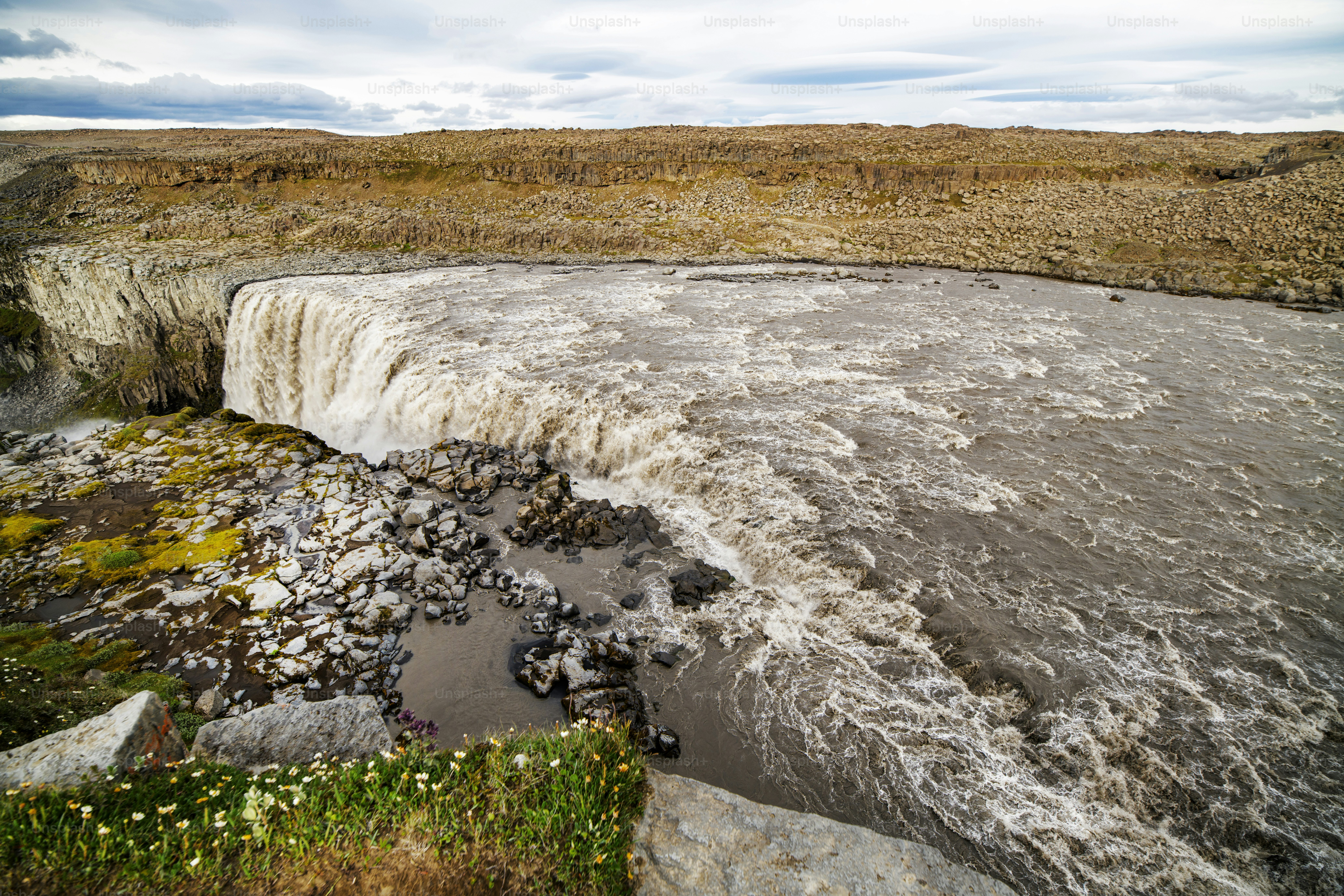 Uma cachoeira em uma bela paisagem da Islândia, Europa. Vista superior.