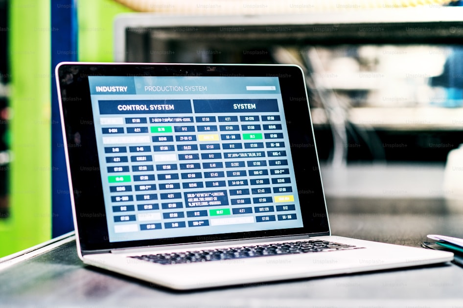 Schermo laptop con foglio di calcolo per organizzare il matrimonio