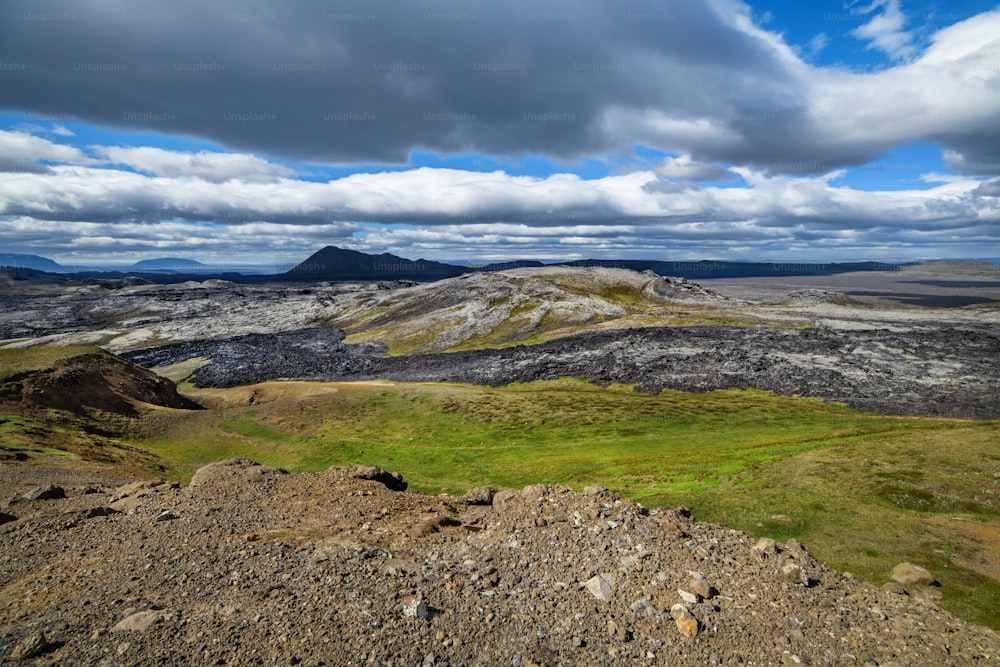 Un hermoso paisaje de Islandia en verano con colinas al fondo.