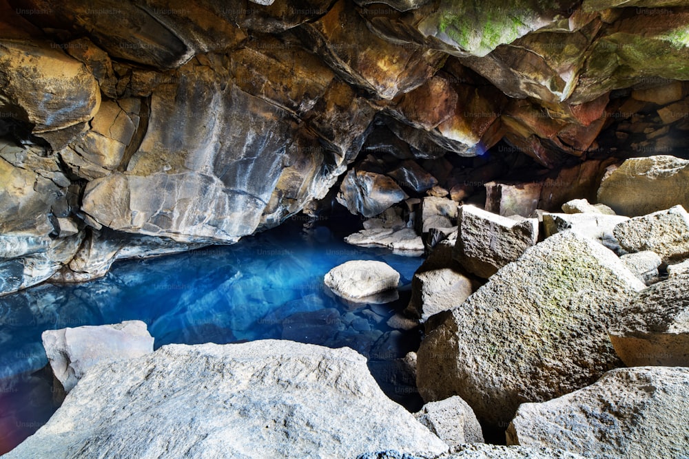 Una grotta piena di acqua calda in Islanda, Europa.