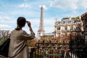 파리의 에펠탑에서 전망을 즐기는 여자. 배경에 초점을 맞춘 이미지