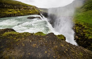 Ein Wasserfall in einer wunderschönen isländischen Landschaft, Europa. Draufsicht.