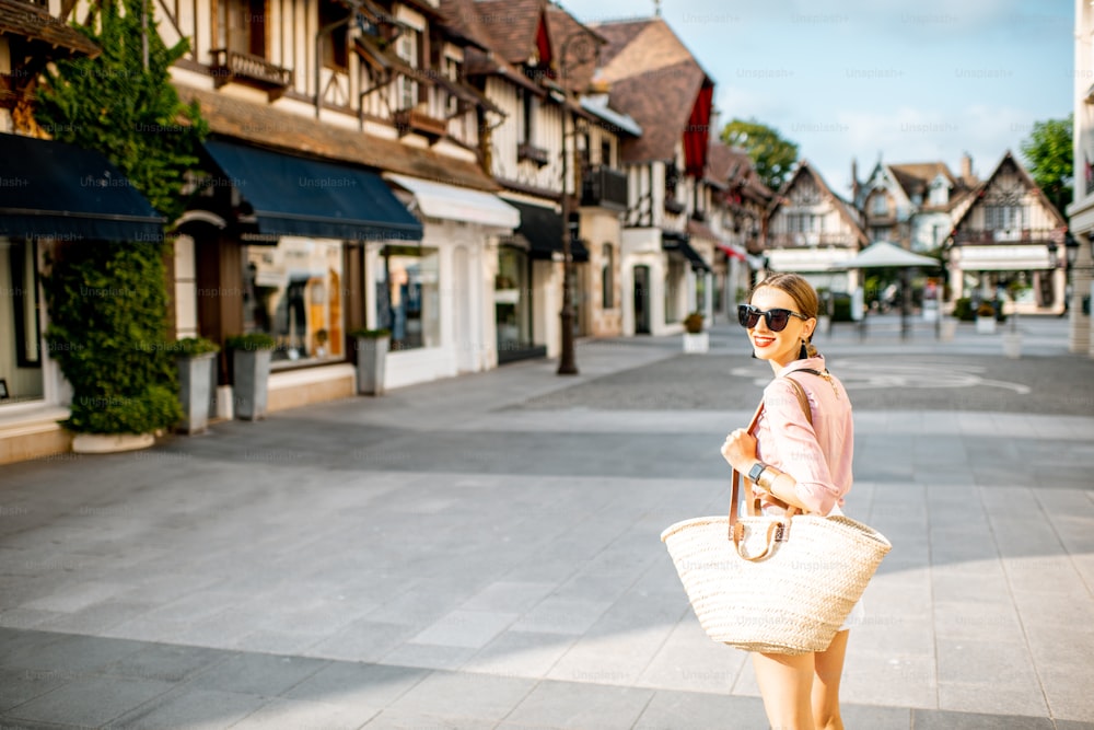 노르망디의 유명한 프랑스 리조트인 도빌의 구시가지를 걷고 있는 아름다운 여자