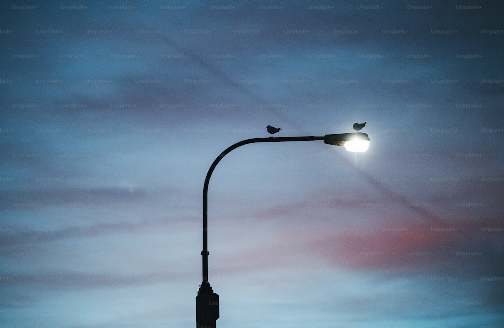 Un lampadaire sur fond crépusculaire nuageux. Espace de copie.