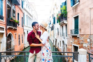 Casal de turistas de férias em Veneza, Itália - Dois amantes se divertindo na rua da cidade ao pôr do sol - Turismo e conceito de amor