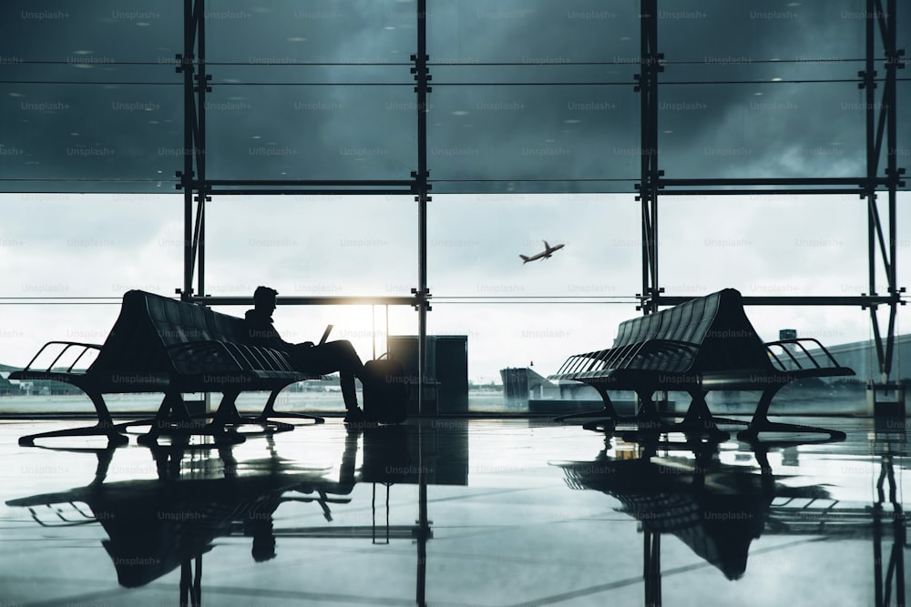 비행기 탑승을 기다리는 공항에서 노트북으로 일하는 남자 - 사업가 사업가, vita 인터넷 통신, 일몰에 티켓 구매 - 교통, 기술 및 휴일 개념