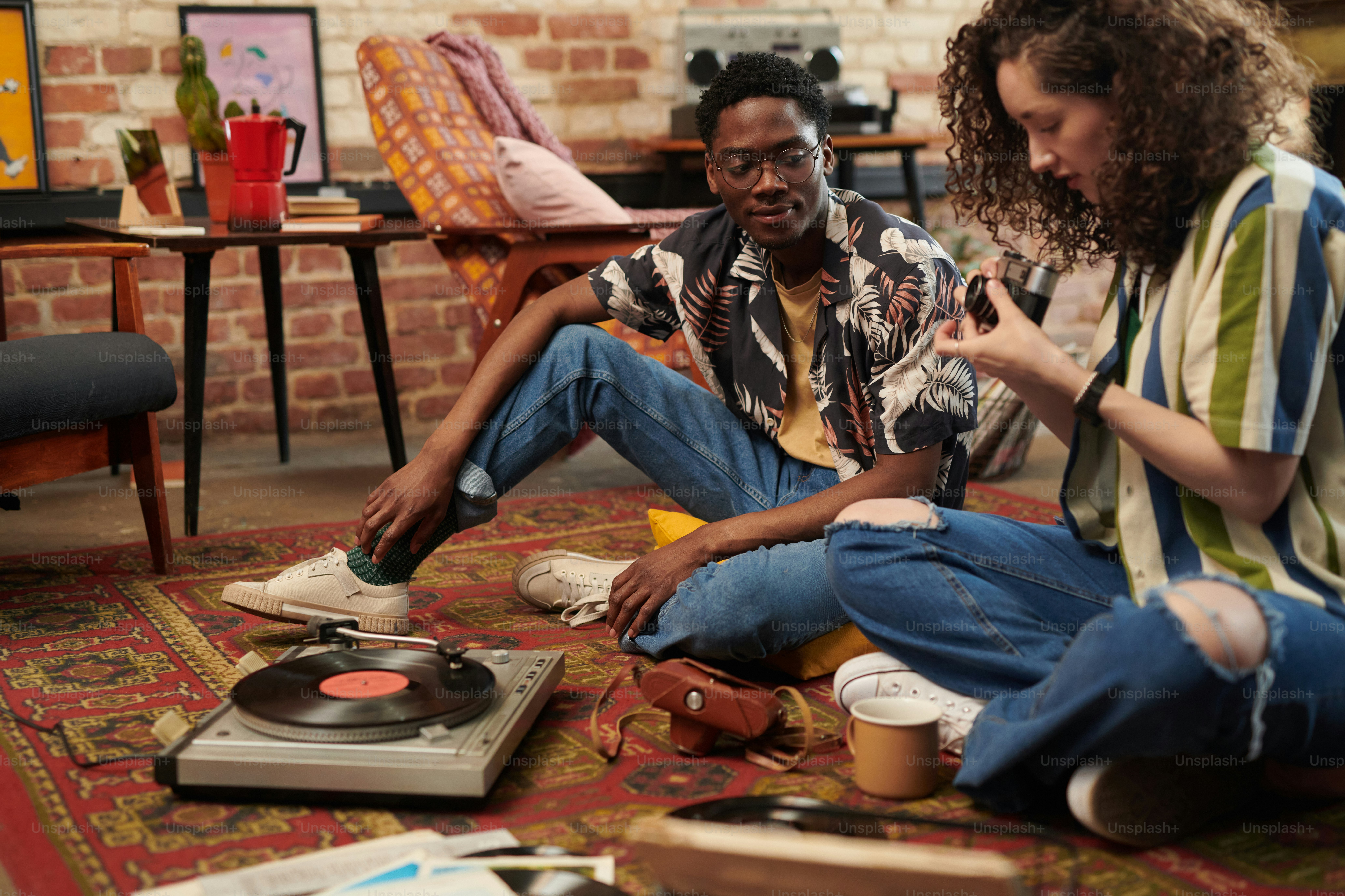 Hanging Out With Friends Pictures | Download Free Images on Unsplash, image size:3000x2000