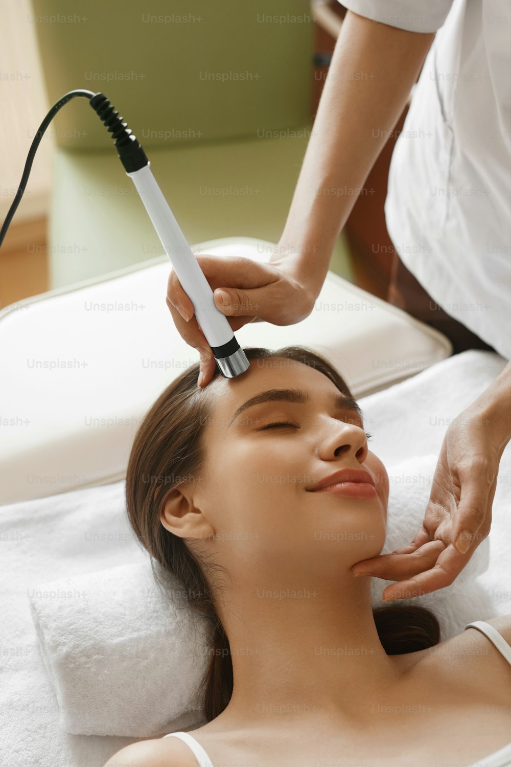 Face Skin Care. Closeup Of Beautiful Woman Getting Oxygen Jet Peeling, Microdermabrasion Treatment At Beauty Salon. Girl Enjoying Skin Cleansing Procedure At Cosmetology Center. High Resolution Image
