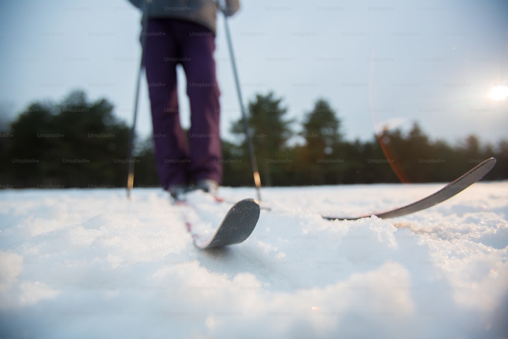 Nieve fresca y humanos en esquís que van a hacer deporte en un día de invierno