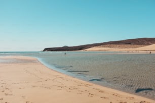 Concepto de viaje de vacaciones de verano. Playa de arena y agua azul limpia del océano con turistas. Hermoso lugar escénico tropical. Cielo azul en el fondo.