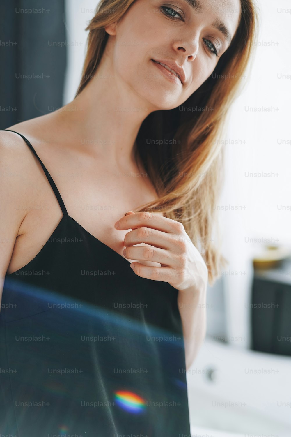 Modelo De Mulher Jovem Elegante Com Cabelo Longo Preto Em Roupas