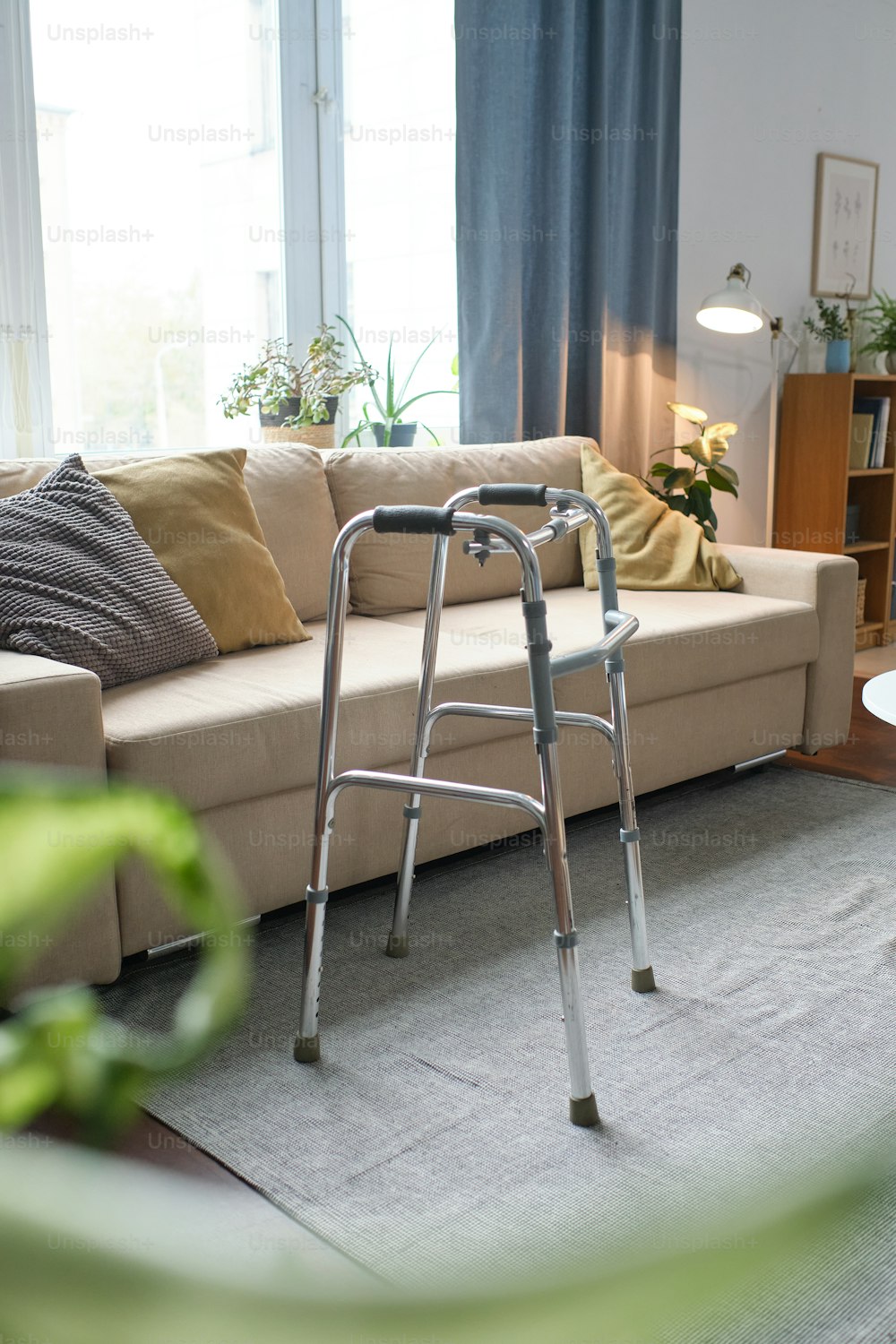 Primer plano de andadores para personas mayores de pie en la habitación moderna de la casa