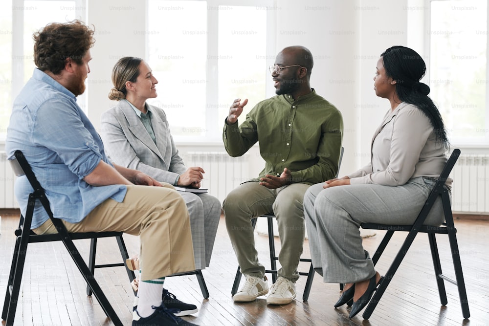 젊은 흑인 남성이 심리학 세션에 참석하는 여성 심리 치료사와 인종 간 환자에게 걱정되는 것을 설명합니다.