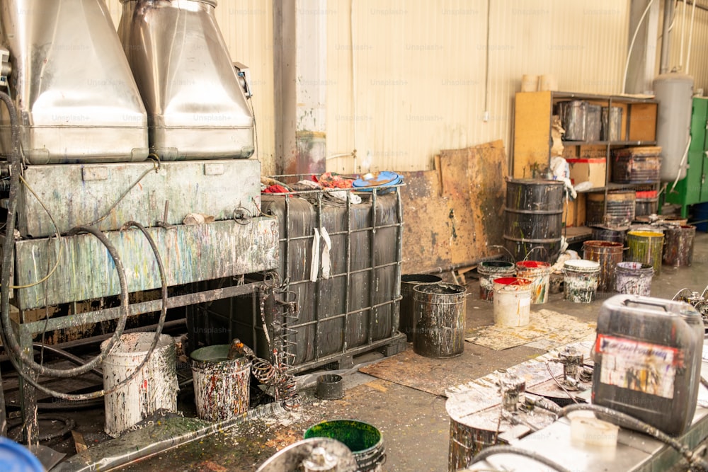 공장 작업 영역 내에서 화학 또는 고분자 제품의 추가 처리를 위해 준비된 페인트가 담긴 버킷