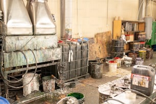 공장 작업 영역 내에서 화학 또는 고분자 제품의 추가 처리를 위해 준비된 페인트가 담긴 버킷