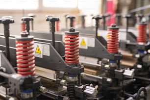 Reihe von roten Spiraldetails der zeitgenössischen industriellen oder technischen Ausrüstung in der Werkstatt der chemischen Produktionsfabrik