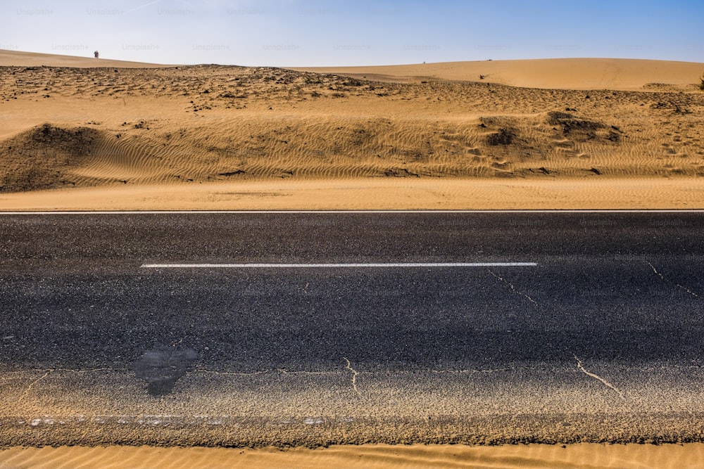 Cát phong thuỷ, cát vàng non mềm mại đón nắng. Hình ảnh cát sa mạc đầy huyền bí sẽ đưa bạn đến với một thế giới mới, nơi mang đến sự bình yên và thư thái.