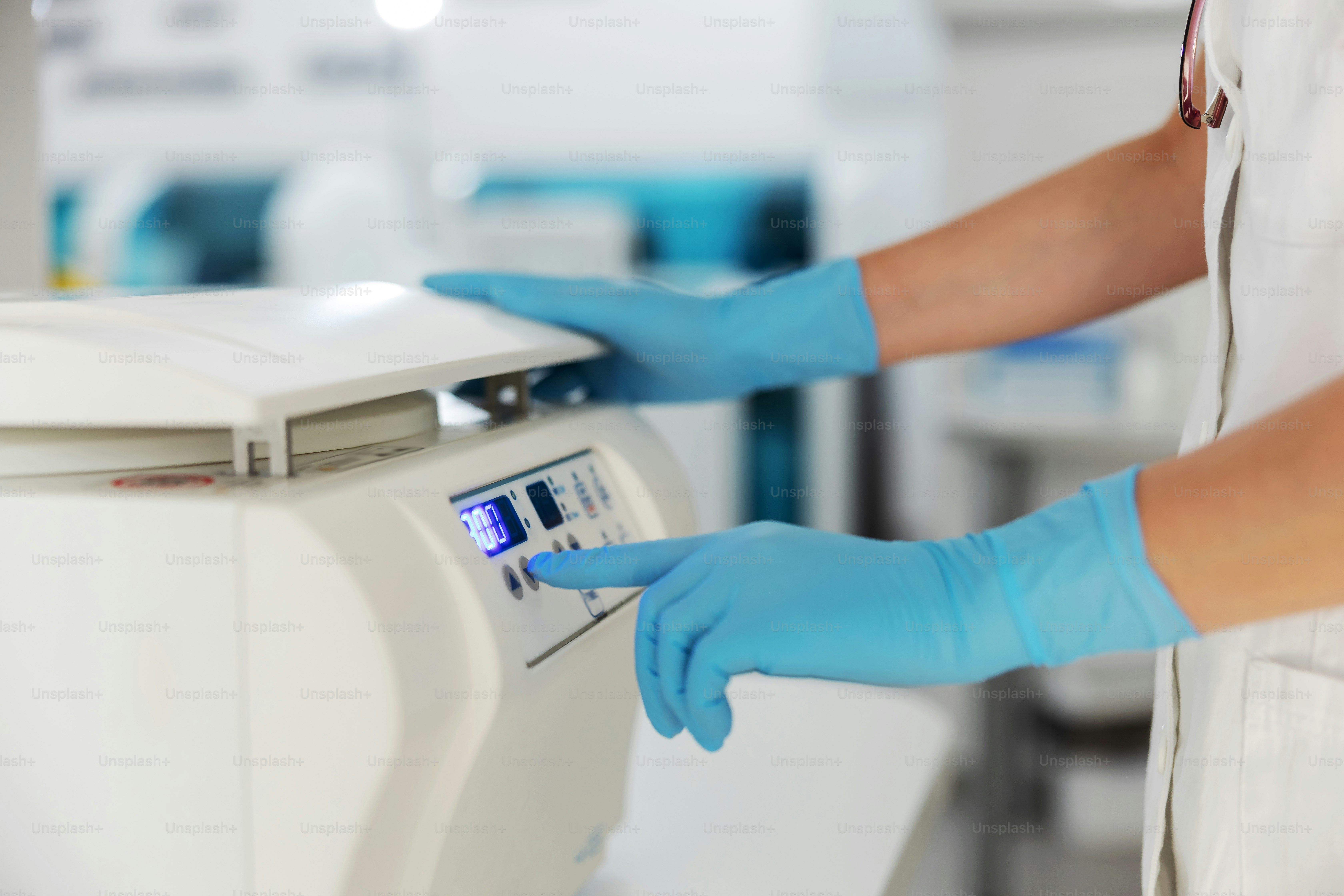 Nahaufnahme einer Laborantin mit Laborgeräten.