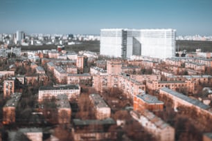 진정한 틸트 시프트 도시 경관 : 여러 개의 5 층짜리 아파트 블록, 러시아 모스크바의 흐루시초프 시대의 모듈 식 조립식 건물; 배경에 큰 다층 주거용 건물