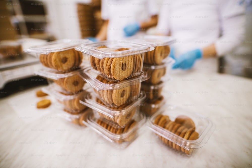 Fabbrica di biscotti, industria alimentare. Imballaggio di fabbricazione. Produzione di biscotti.