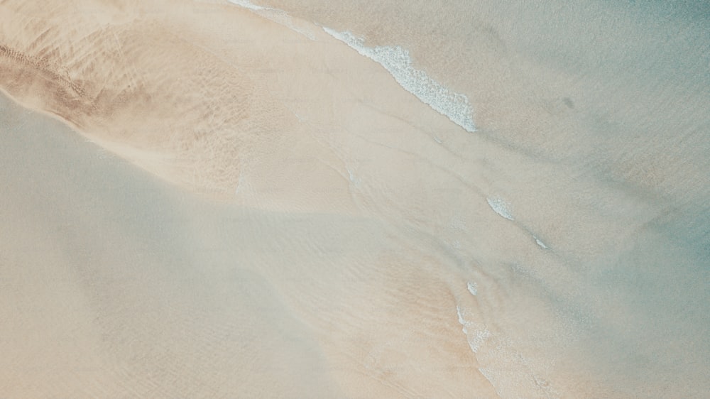 Vista vertical de areia e praia com água do mar transparente e limpa. Férias de verão acima do conceito de paisagem. Viaje pelo destino tropical lugar cênico.
