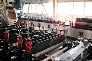 Máquinas de fábrica de polímeros en funcionamiento, línea de producción con múltiples palancas y botones para fabricar productos de plástico