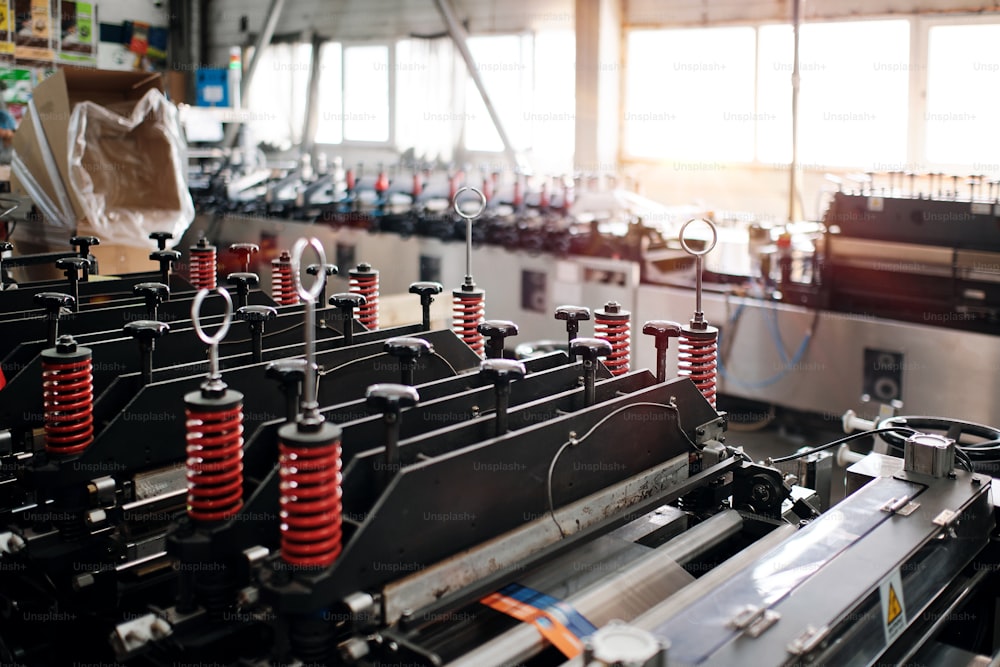 Máquinas de fábrica de polímeros no trabalho, linha de produção com múltiplas alavancas e botões para fazer produtos de plástico