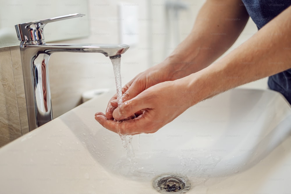 Lavarsi le mani, strofinarsi con l'uomo sapone per la prevenzione del virus corona, l'igiene per fermare la diffusione del coronavirus.
