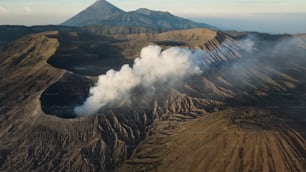 インドネシアの火山の噴火口から出る煙。インドネシアの東ジャワにある活火山としてのブロモ山の高角度ビュー。