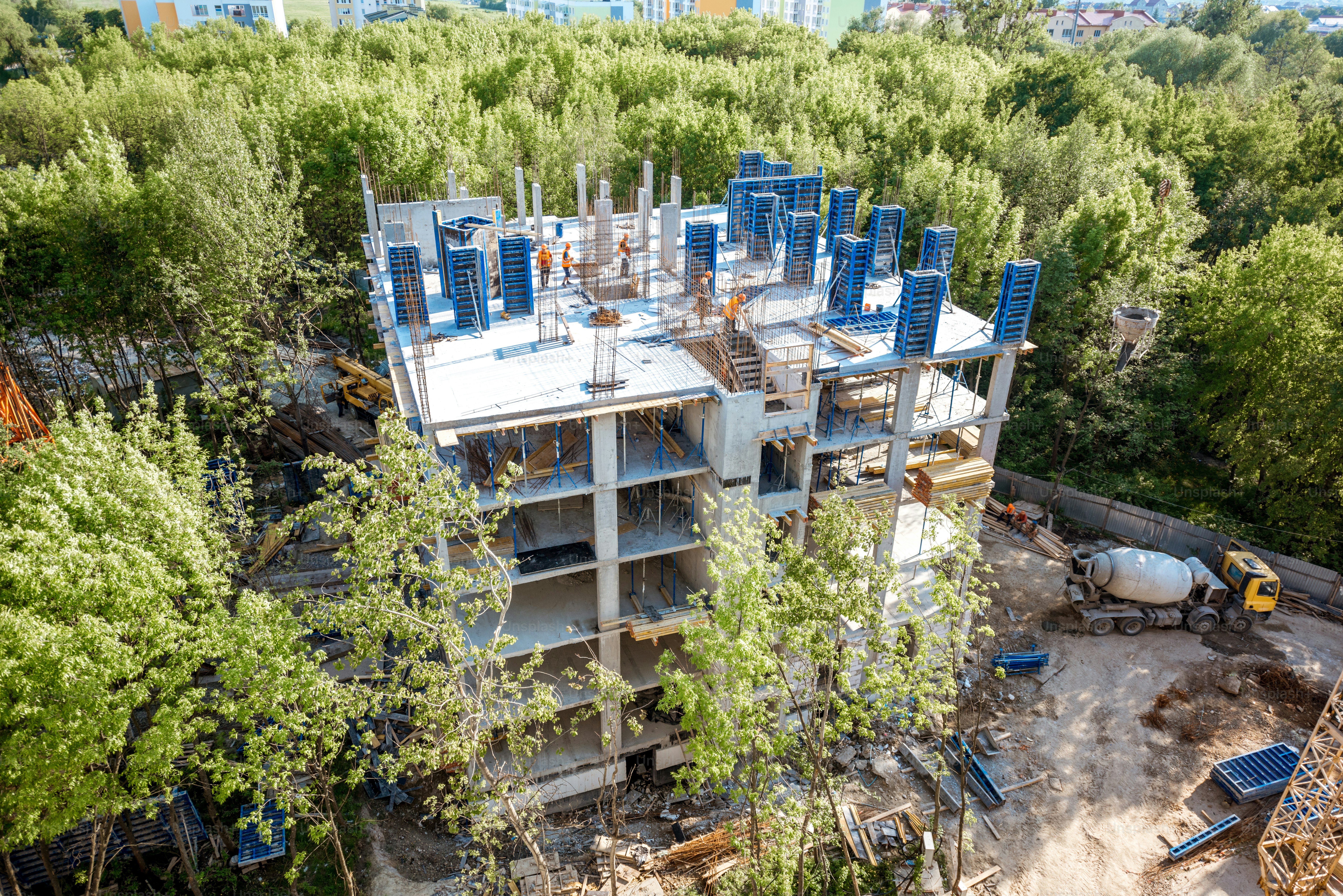 Blick auf das Wohngebäude während des Bauprozesses im grünen Wald