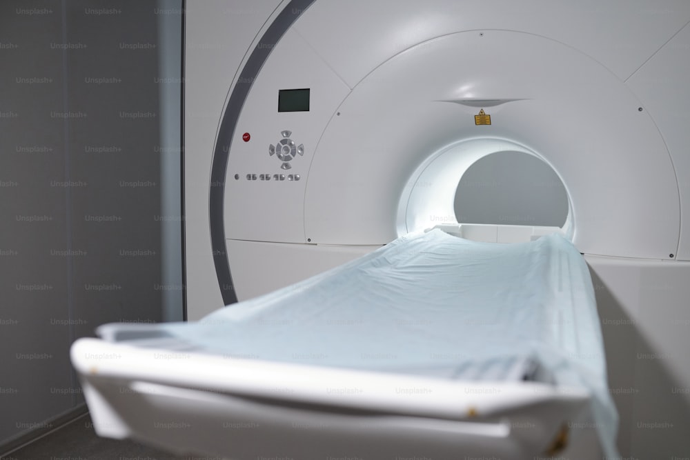 Neue medizinische Ausrüstung für MRT-Scans mit Patiententisch in modernen Kliniken