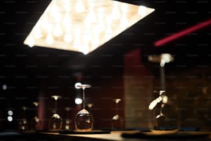 Fileira de taças de vinho de cabeça para baixo ao longo do balcão do bar no restaurante de luxo