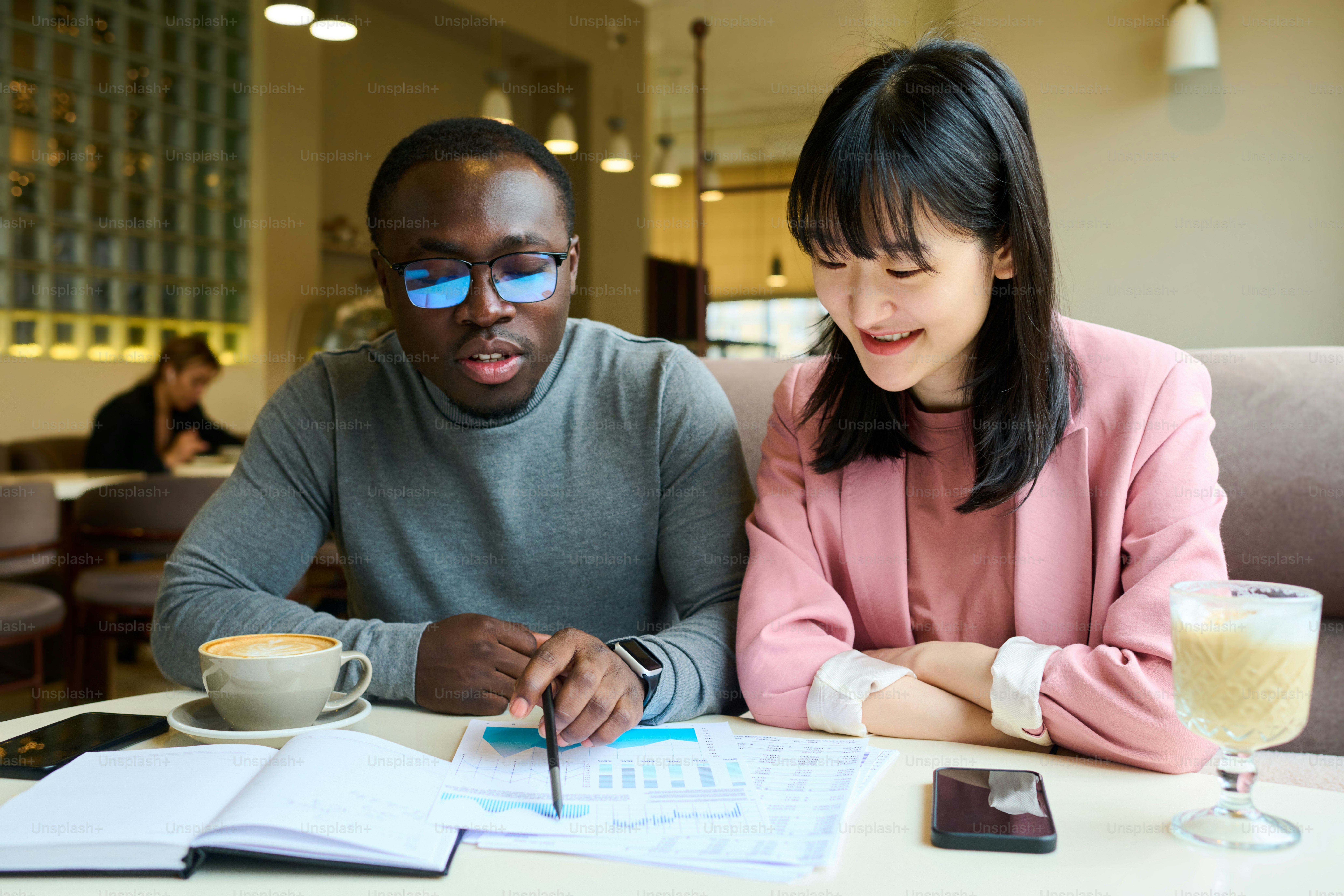 Collègues de travail assis à table avec des boissons au café et ...