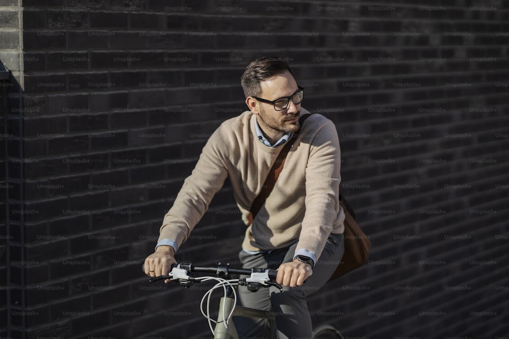 Ein urbaner Mann fährt Fahrrad auf der Straße.