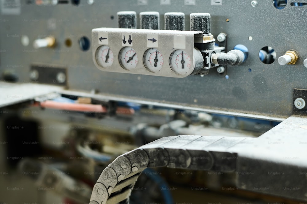 Close-up de indicadores mostrando a pressão sobre o equipamento da máquina na fábrica