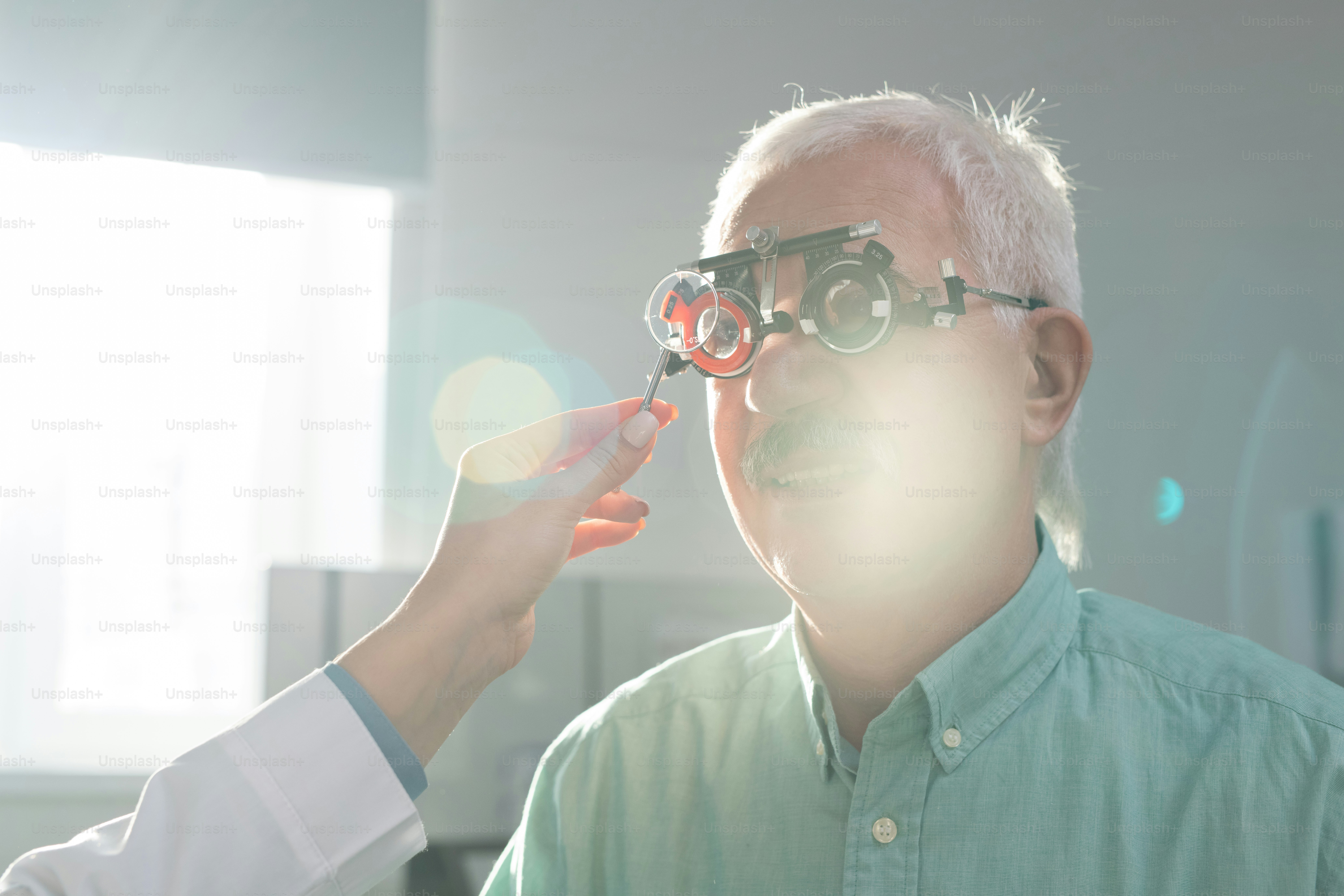 診療所で検眼士のトライアル フレームを使用して視力の健康診断中に女性の眼科医の前に座っている年配の男性の写真 Unsplashで見つけるfotografiaの無料写真