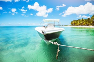 Splendida vista sulla spiaggia tropicale con piccolo yacht sul molo. Bitta da banchina, linea bianca intorno